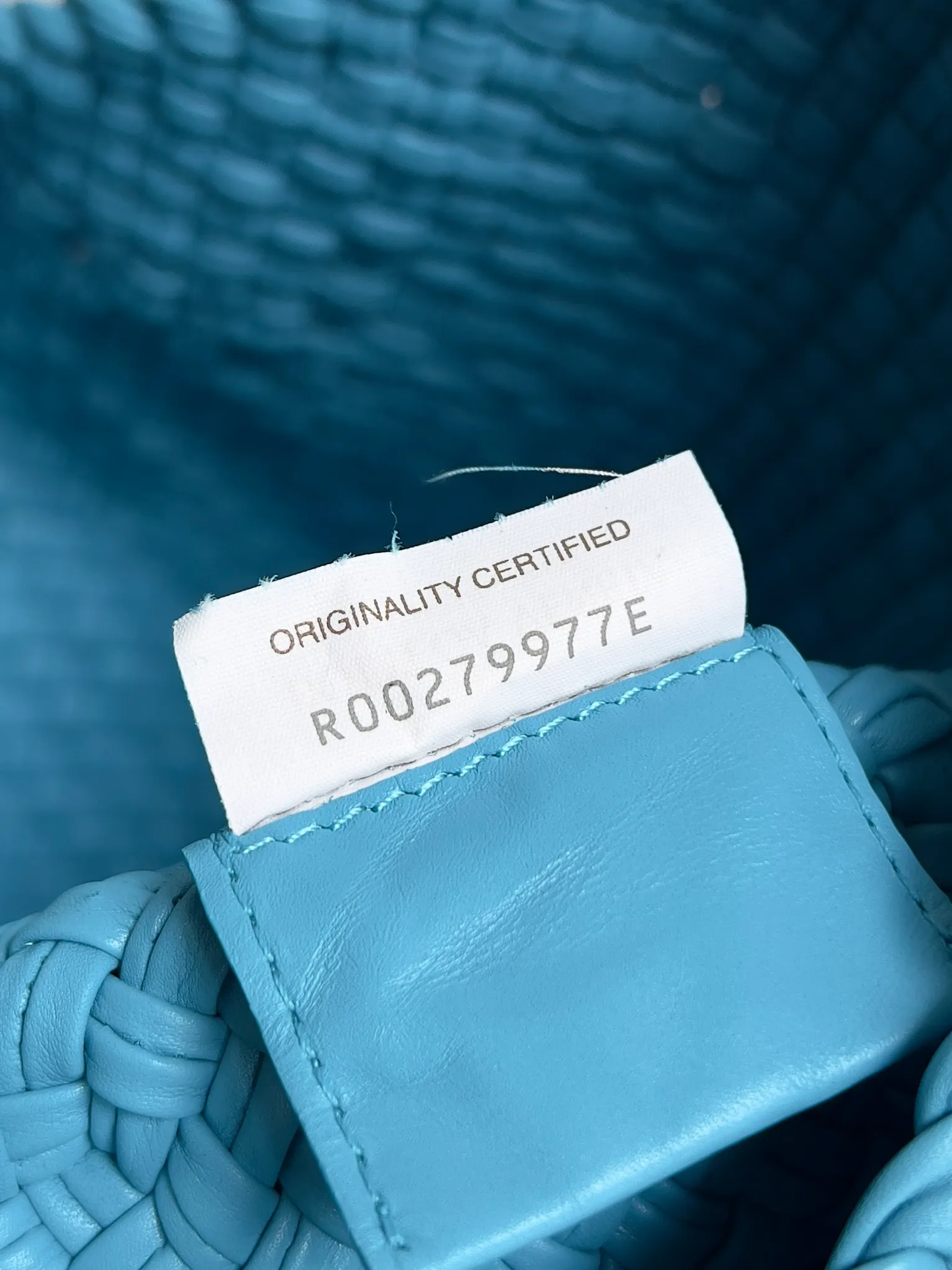 Batch 5760 BV collectible small woven handbags are really YYDS!! Bottega Veneta’s most classic small woven handbags are back! ! We use the highest quality leather with the highest craftsmanship❤️ to create the most expensive works. We have created the original Intrecciato leather weaving process❤️ This unique traditional exclusive leather weaving method has not only become our logo but also reflects the time-consuming and labor-intensive craftsmanship of our products❤️ The new TOSCA handbag must be a selection worth collecting🆕 Style number: 716974 Size: 27*9*18cm